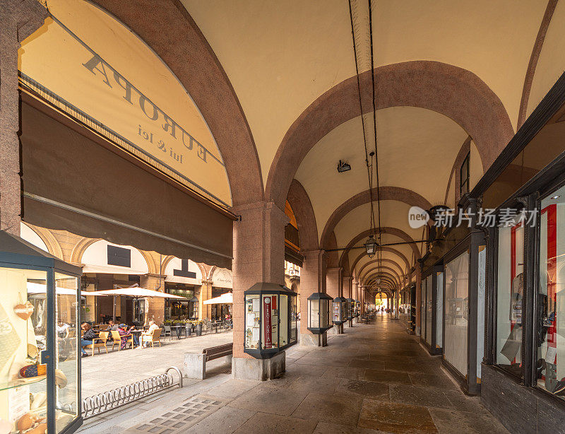 Saluzzo，意大利，经由Silvio Pellico的拱廊